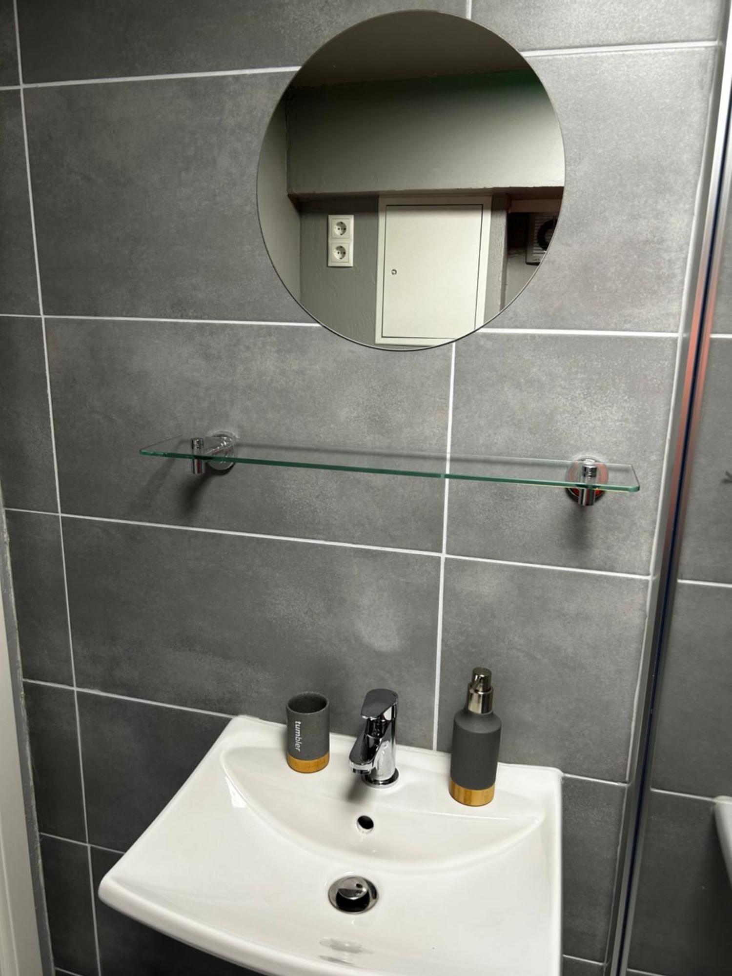 Guidos Place Souterrain Apartment Weissenthurm Bagian luar foto